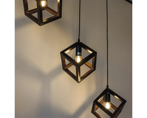 Trei lămpi suspendate cu rame din lemn în formă de cub și becuri