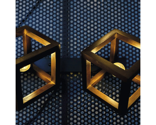 Lumină de perete în formă de cub cu ramă din lemn