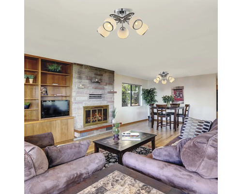 Sufragerie cu plafonieră cu mai multe lămpi.