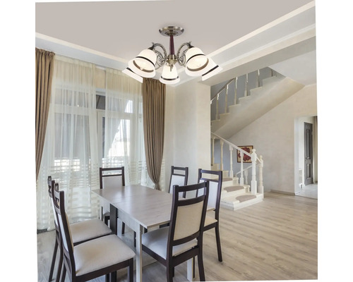 Sufragerie cu masă, scaune și lampă de tavan cu cinci lumini