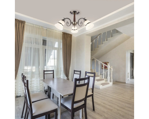 Sală de mese cu masă și lampă de tavan cu cinci becuri