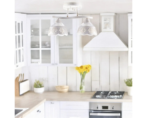 Bucătărie cu plafonieră albă cu două lămpi și motiv floral