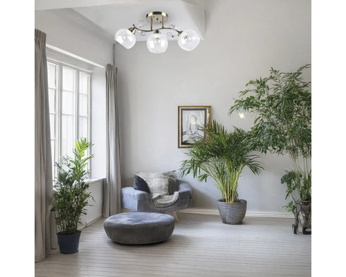 Cameră de zi cu plafonieră cu patru lămpi și plante