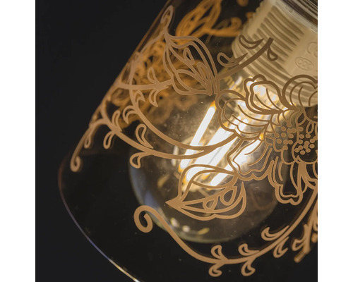 Prim-plan cu un bec cu modele florale