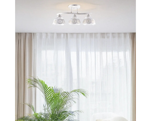 Lampa de tavan cu trei abajururi în camera de zi