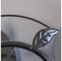 Construcție metalică decorativă cu detaliu de frunză