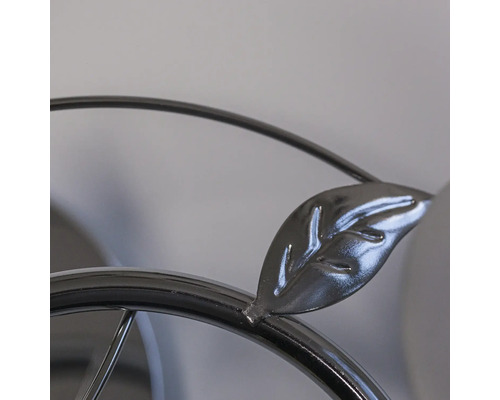 Construcție metalică decorativă cu detaliu de frunză