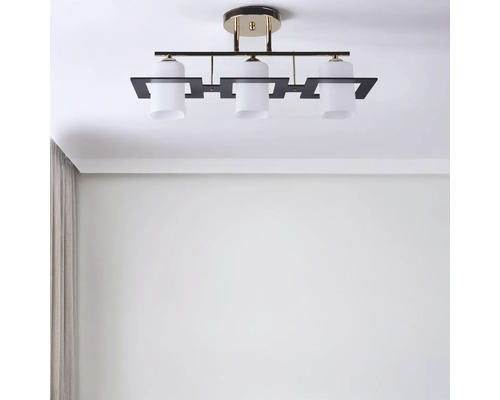 Plafonieră cu trei lămpi într-o cameră luminoasă.