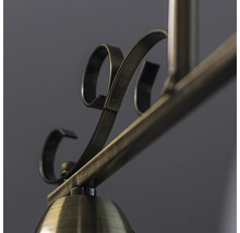 Prim-plan cu o lampă de tavan cu elemente metalice decorative