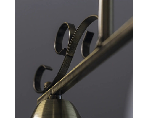 Prim-plan cu o lampă de tavan cu elemente metalice decorative