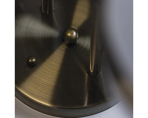 Prim-plan al unei lămpi de perete cu elemente metalice