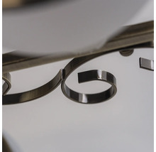 Detaliu al unei lămpi de tavan cu elemente metalice decorative