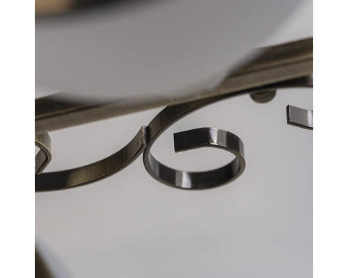 Detaliu al unei lămpi de tavan cu elemente metalice decorative