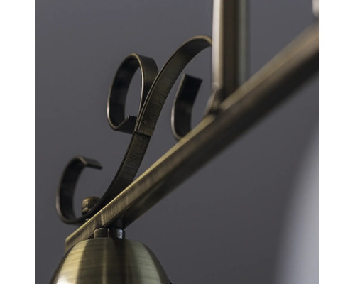 Detaliu al unei lămpi de tavan cu elemente decorative metalice