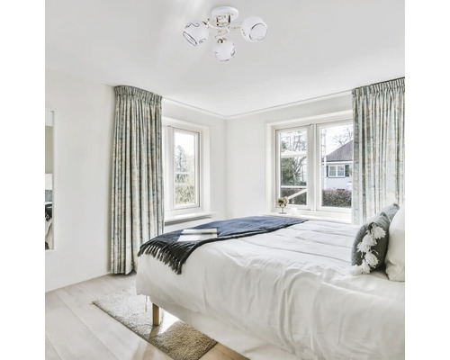 Dormitor cu pat dublu, perdele și plafonieră