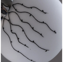 Detaliu lampă cu linii decorative