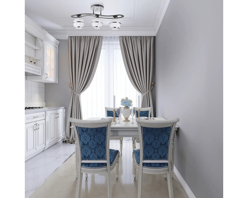 Sufragerie cu masă, scaune și plafonieră