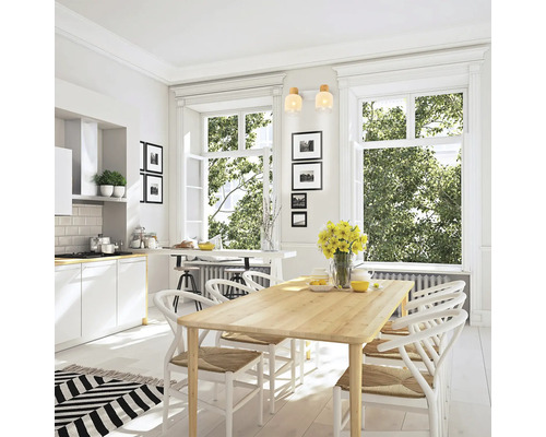 Bucătărie luminoasă cu masă din lemn, scaune, ferestre și decorațiuni