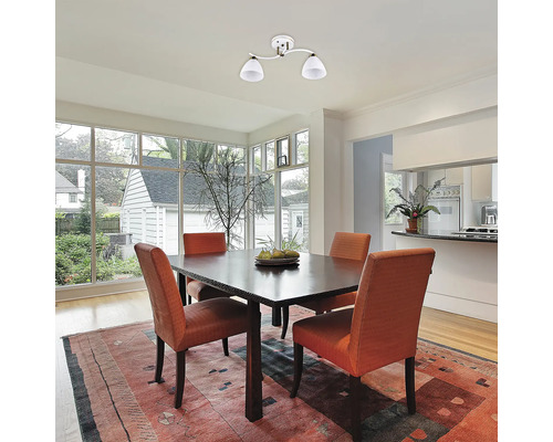 Sufragerie cu masă, scaune și plafonieră cu două lămpi