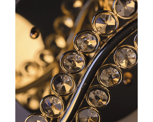 Prim-plan al unei lămpi de tavan cu decorațiuni din cristal