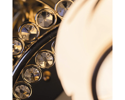 Prim-plan al unei plafoniere cu elemente de cristal