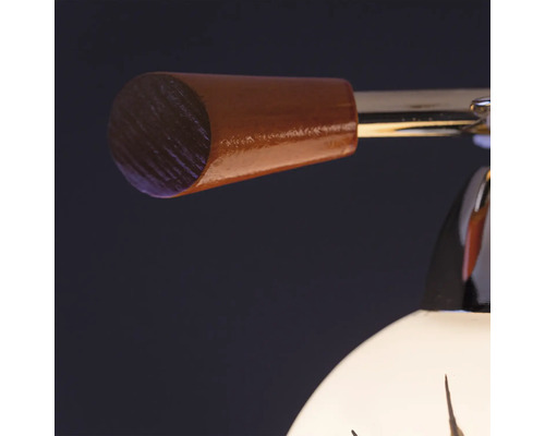 Prim-plan cu o lampă cu aplicare din lemn