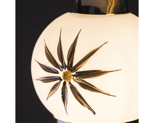 Prim-plan al unei lămpi cu model floral