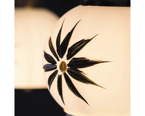 Prim-plan al unei lămpi decorative cu motiv floral