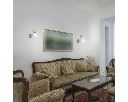 Living clasic cu canapea, fotolii, masă și lămpi de perete