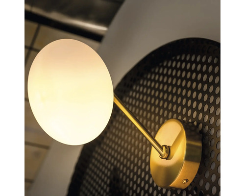 Lumină de perete cu abajur rotund și element metalic