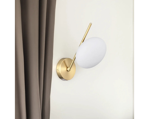 Lampa de perete aurie cu abajur din sticlă opalină albă
