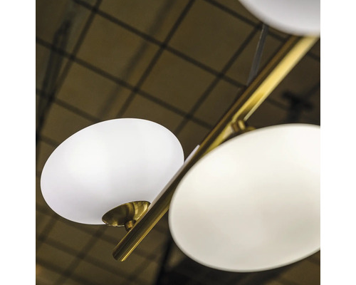 Prim-plan cu o lustră cu mai multe brațe și abajururi rotunde.