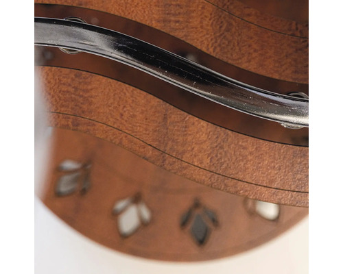 Imagine detaliată a unui raft din lemn cu mâner metalic și decupaje decorative