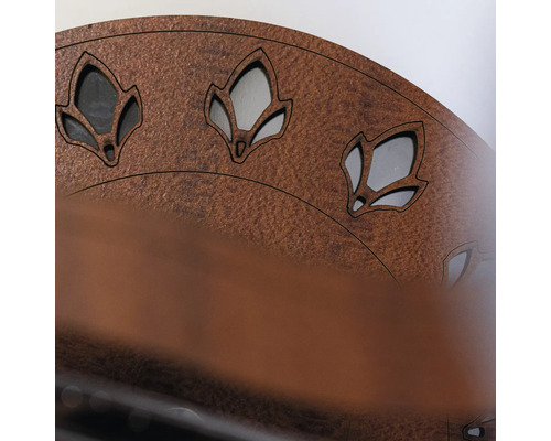 Imagine detaliată cu un decor cu decupaje în formă de frunze.