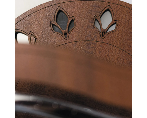 Element decorativ cu decupaje în formă de frunze