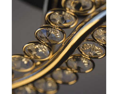 Prim-plan cu un corp de iluminat auriu cu decorațiuni din cristal