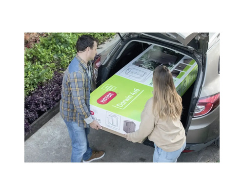 Un cuplu încarcă o magazie de grădină Keter Darwin 4x6 ambalată într-un portbagaj auto.