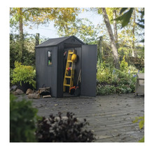 Cabină de grădină din plastic cu ușa deschisă și unelte de grădină