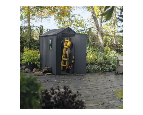 Cabină de grădină din plastic cu ușa deschisă și unelte de grădină