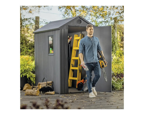 Scenă cu magazie de scule, scară, drujbă și lemn pe terasă