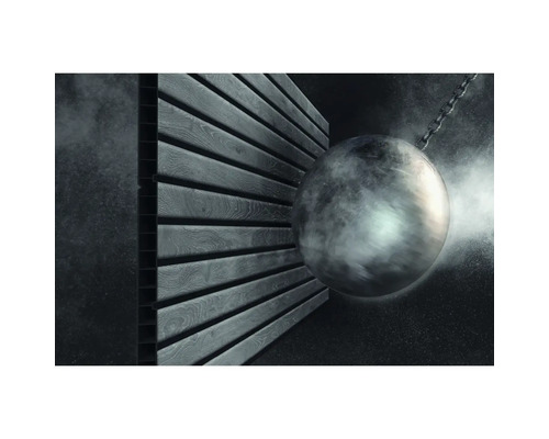 O bilă de demolare lovește o fațadă.