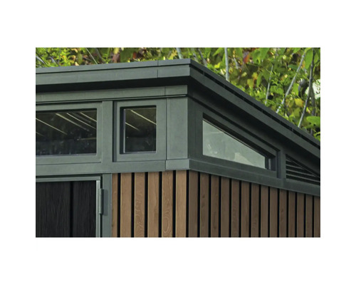 Vedere detaliată a unei căsuțe de grădină cu ferestre și placare cu lemn