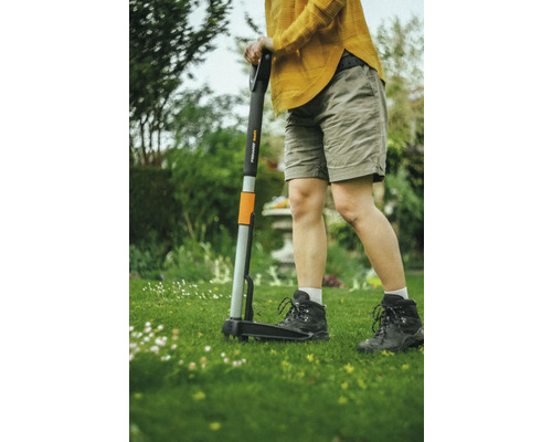 Grădină cu dispozitiv de scos buruieni în uz.