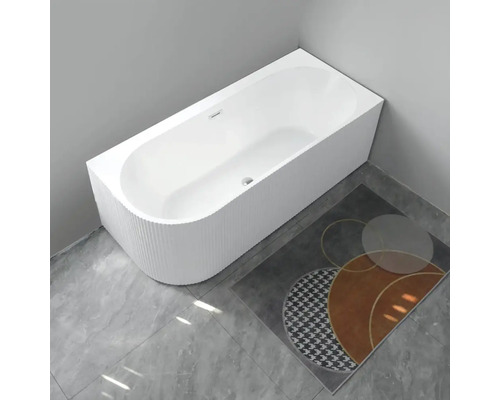 Cadă de baie rectangulară cu placaj canelat și covor de baie în baie