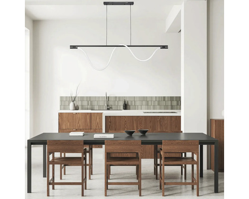 Sufragerie cu masă de sufragerie, scaune și corp de iluminat suspendat cu design modern