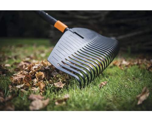 Greblă de grădină pentru adunat frunze pe gazon