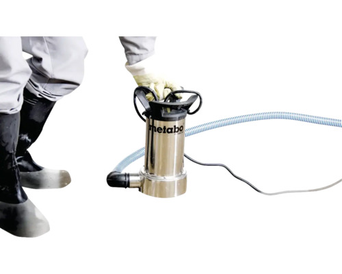 O persoană operează o pompă de apă murdară Metabo cu furtun și cablu.