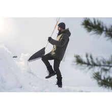 Bărbat care curăță zăpada cu o lopată de zăpadă.