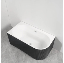 Cadă freestanding cu placare exterioară canelată într-o baie.