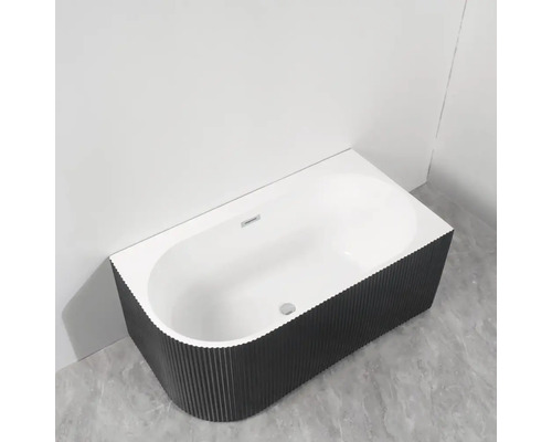 Cadă independentă cu placaj exterior canelat în baie